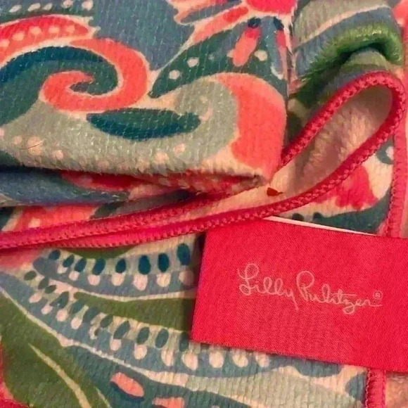 Huge 40 by 70 Lilly Pulitzer beach towel. Beautiful bright  and oh so soft 👙⛱️ - Picture 1 of 2